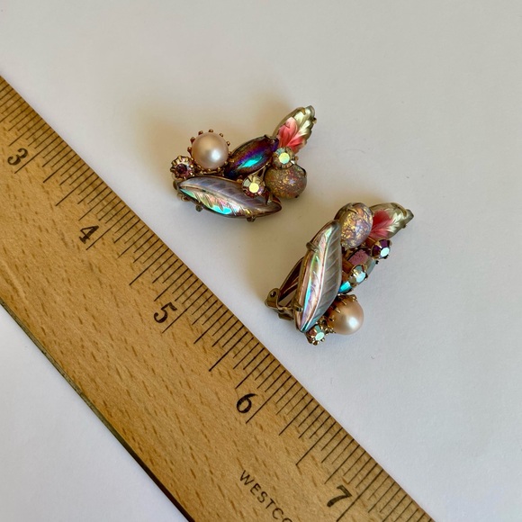 Vintage Signed Kramer Opalescent Leaf Motif Clip Earrings - Picture 4 of 7